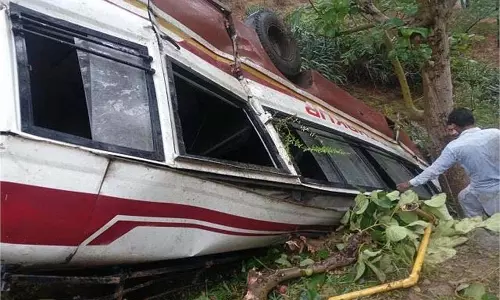 Mandi Accident: यात्रियों से भरी बस पलटी, कई घायल