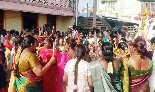 नृत्य प्रदर्शन का विकल्प: ग्रामीण कला: उत्सवों में महिलाओं का उत्साह