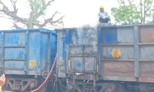 MP News: कोयला लदी मालगाड़ी के एक डिब्बे में लगी आग, मची अफरातफरी