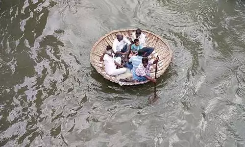 अनजान पर्यटक होगेनक्कल की असुरक्षित यात्रा कर रहे हैं