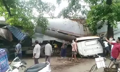 Balangir में ट्रक पेड़ से टकराकर दुकान में जा घुसा, चालक फरार