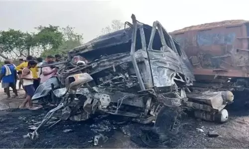 Bihar : ट्रक में लगी आग, जिंदा जला ड्राइवर, नजारा देख सहम गए लोग Bihar : ट्रक में लगी आग, जिंदा जला ड्राइवर, नजारा देख सहम गए लोग