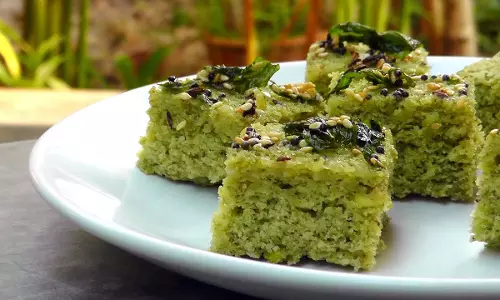 Moong Dal Dhokla इस हेल्दी डिश को ब्रेकफास्ट में करें Try