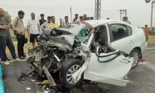 Hisar: कार और ट्रक की टक्कर, चार लोगों की मौत Hisar: कार और ट्रक की टक्कर, चार लोगों की मौत
