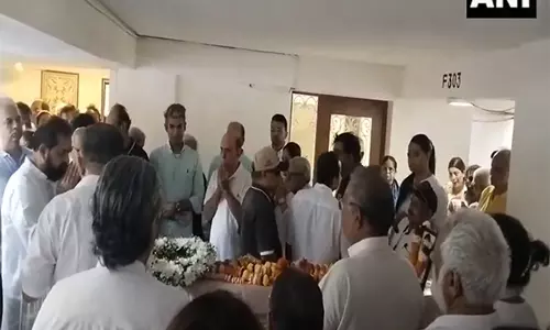 एयर इंडिया विमान दुर्घटना: कैप्टन सुमीत सभरवाल का अंतिम संस्कार  Mumbai में हुआ