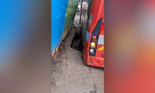 गिरगांव रोड धंसने की घटना: BMC को MMRCL निर्माण पर संदेह, बड़े जल रिसाव से किया इनकार