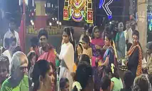 Thoothukudi के भद्रकाली अम्मन मंदिर में पारंपरिक गुम्मी नृत्य के लिए उमड़ी भीड़