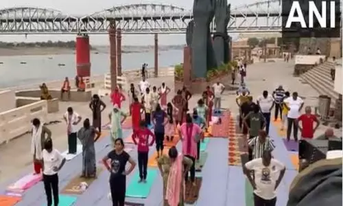 Uttar Pradesh: अंतर्राष्ट्रीय योग दिवस से पहले नमो घाट पर लोगों ने किया योग Uttar Pradesh: अंतर्राष्ट्रीय योग दिवस से पहले नमो घाट पर लोगों ने किया योग