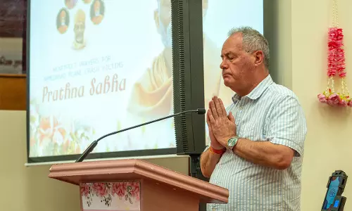 ब्रिटेन सांसद Bob Blackman अहमदाबाद विमान दुर्घटना के पीड़ितों के लिए प्रार्थना करने के लिए हरिधाम मण्डली में शामिल हुए ब्रिटेन सांसद Bob Blackman अहमदाबाद विमान दुर्घटना के पीड़ितों के लिए प्रार्थना करने के लिए हरिधाम मण्डली में शामिल हुए