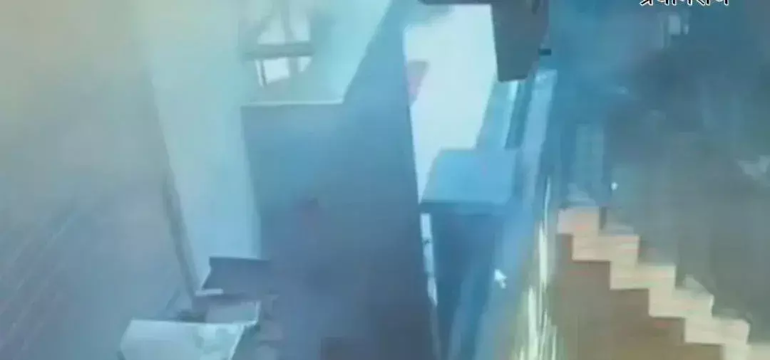 Prayagraj: रेस्टोरेंट के बाहर बम फेंकने की घटना से अफरा-तफरी Prayagraj: रेस्टोरेंट के बाहर बम फेंकने की घटना से अफरा-तफरी