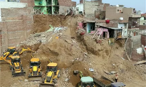 Mathura: टीला धंसने से दो बहनों समेत तीन की मौत