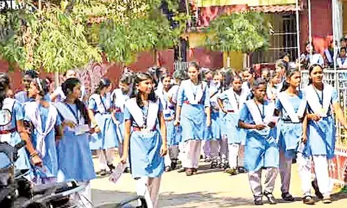 सूर्य की प्रचंडता को देखते हुए सरकार ने स्कूलों में पहले ही छुट्टियां घोषित कर दी सूर्य की प्रचंडता को देखते हुए सरकार ने स्कूलों में पहले ही छुट्टियां घोषित कर दी