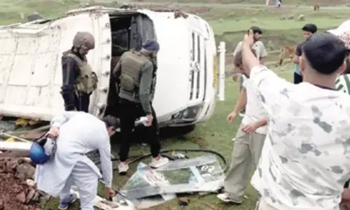 गूल में टेम्पो ट्रैवलर पलटने से 13 घायल