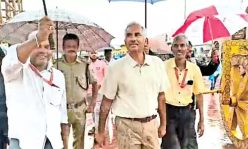 मुख्य सचिव ने पुरी में तीन मूर्ति रथों के निर्माण कार्य का निरीक्षण किया