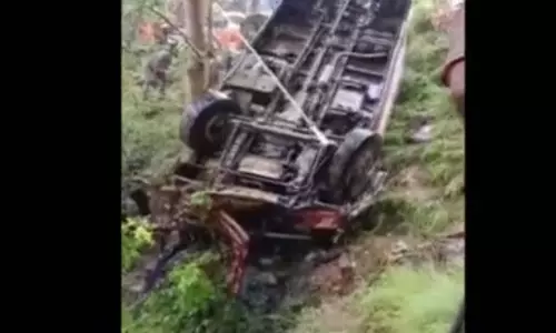 अनियंत्रित बस खाई में गिरी, कई यात्री घायल, कुछ की हालत गंभीर, देखें मंजर