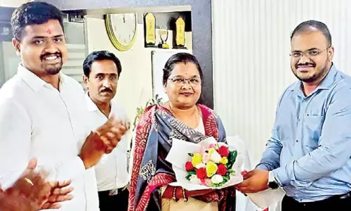 Odisha : आयुक्त प्रथमेश का स्वागत किया और फूलों का गुलदस्ता भेंट कर शुभकामनाएं दी