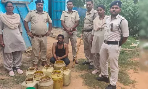 पुलिस अधिकारी को धमकाया, पार्षद पर आरोप