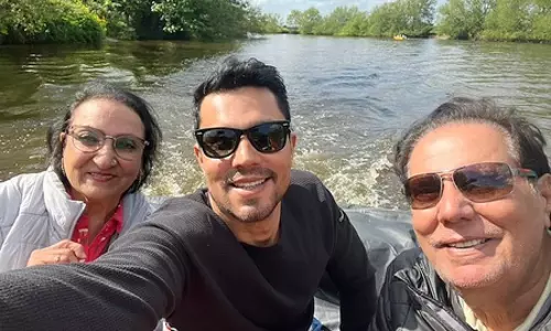 रणदीप हुड्डा ने माता-पिता को खास अंदाज में शादी की 54वीं सालगिरह की बधाई दी