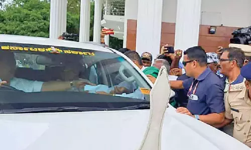 पुलिस की ज्यादती के विरोध में किसानों ने CM की कार रोकी पुलिस की ज्यादती के विरोध में किसानों ने CM की कार रोकी