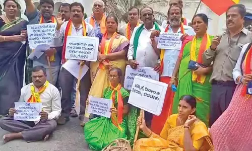 Chamundi हिल्स में 2,000 रुपये के विशेष दर्शन टिकट के खिलाफ विरोध प्रदर्शन Chamundi हिल्स में 2,000 रुपये के विशेष दर्शन टिकट के खिलाफ विरोध प्रदर्शन
