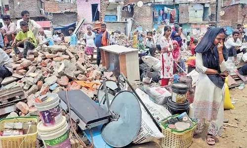 दिल्ली के अशोक विहार और वजीरपुर में ध्वस्तीकरण अभियान में सैकड़ों घर नष्ट