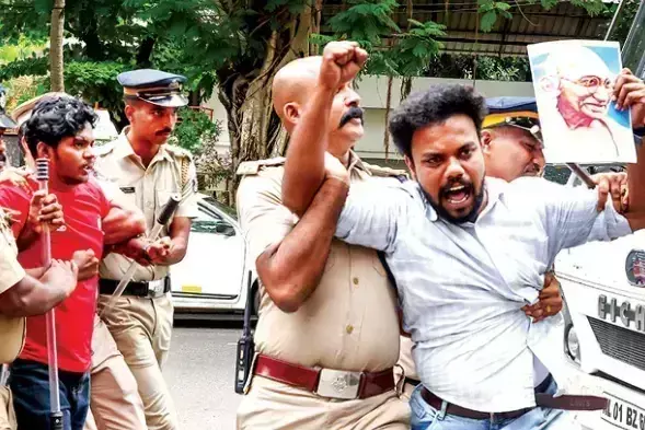 राजभवन ने भारत माता विवाद पर प्रतिक्रिया दी, औपचारिक समारोहों के लिए दिशा-निर्देश तय किए राजभवन ने भारत माता विवाद पर प्रतिक्रिया दी, औपचारिक समारोहों के लिए दिशा-निर्देश तय किए