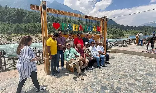 पहलगाम आतंकी हमला: आतंकी हमले के बाद धीरे-धीरे कश्मीर लौट रहे हैं पर्यटक पहलगाम आतंकी हमला: आतंकी हमले के बाद धीरे-धीरे कश्मीर लौट रहे हैं पर्यटक