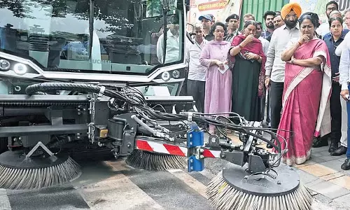 Delhi CM ने वायु प्रदूषण से निपटने के लिए उच्च तकनीक वाली मशीनों का निरीक्षण किया