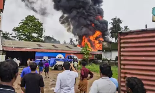 Kerala के चालाकुडी में हार्डवेयर की दुकान में भीषण आग लग गई Kerala के चालाकुडी में हार्डवेयर की दुकान में भीषण आग लग गई
