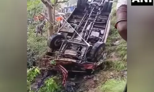 Mandi में बस खाई में गिरी, 17 लोग घायल