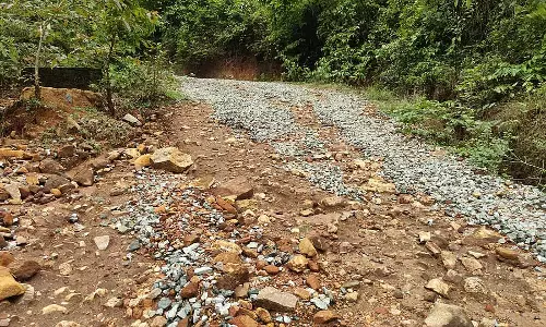Karwar : शहर में रहने वाले लोगों के लिए एक अभिशप्त सड़क