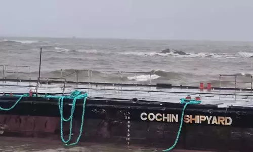 Bhatkal: समुद्र तट पर क्षतिग्रस्त जहाज का कंटेनर Bhatkal: समुद्र तट पर क्षतिग्रस्त जहाज का कंटेनर