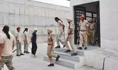 Faridkot जेल के अंदर नशीली दवाएं और मोबाइल फोन फेंके गए Faridkot जेल के अंदर नशीली दवाएं और मोबाइल फोन फेंके गए