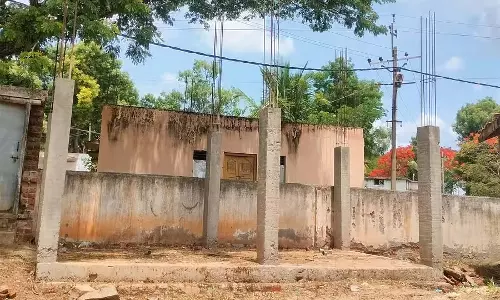Lakshmeshwar : स्कूल में शौचालयों में सफाई का अभाव