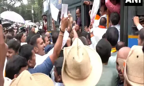 बेंगलुरु भगदड़ के पीड़ितों के लिए शोक सभा के बाद पुलिस ने BJP कार्यकर्ताओं को हिरासत में लिया बेंगलुरु भगदड़ के पीड़ितों के लिए शोक सभा के बाद पुलिस ने BJP कार्यकर्ताओं को हिरासत में लिया
