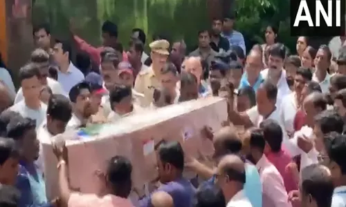 AI-171 crash: चालक दल की सदस्य मैथिली पाटिल का पार्थिव शरीर रायगढ़ लाया गया