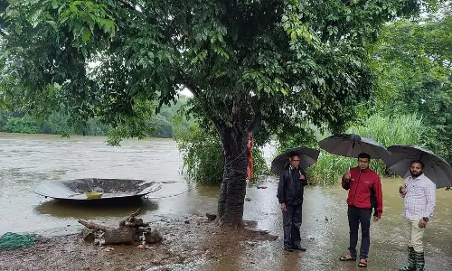 Kodagu : कराडिगोडु गांव में होलेकेरे रोड में नदी का पानी घुसा, यातायात बाधित Kodagu : कराडिगोडु गांव में होलेकेरे रोड में नदी का पानी घुसा, यातायात बाधित