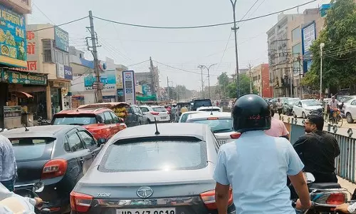 सिरसा की सड़कों पर वाहनों की भीड़ का समाधान न ढूंढ पाने पर Police की आलोचना सिरसा की सड़कों पर वाहनों की भीड़ का समाधान न ढूंढ पाने पर Police की आलोचना