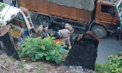 Pauri : ट्रक और बाइक की भीषण टक्कर, युवक की मौके पर मौत Pauri : ट्रक और बाइक की भीषण टक्कर, युवक की मौके पर मौत