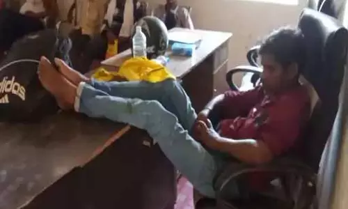 शराब पीकर ड्यूटी कर रहा पंचायत सचिव, वीडियो वायरल