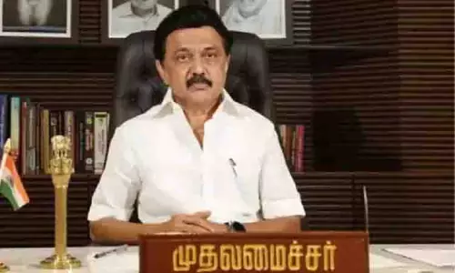 CM Stalin ने लॉ एंट्रेंस पास करने वाली लड़की को पेन उपहार में दिया