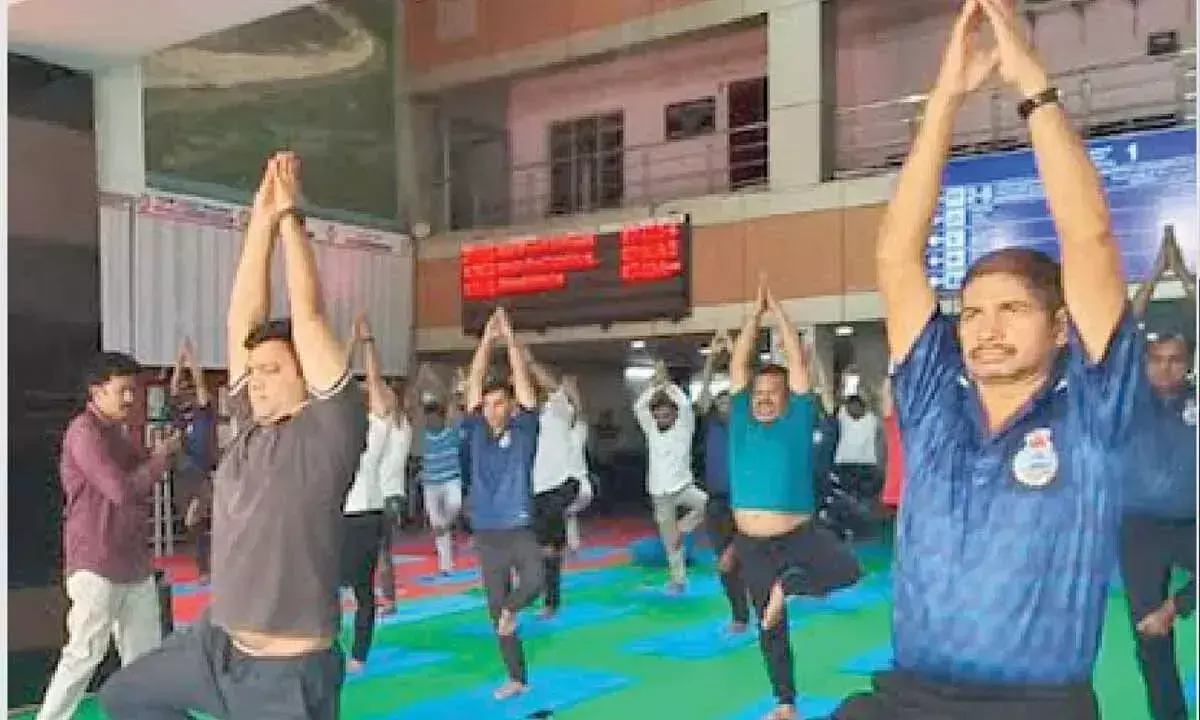 Andhra: रेलवे अधिकारियों और नौसेना कर्मियों ने योग सत्र में भाग लिया Andhra: रेलवे अधिकारियों और नौसेना कर्मियों ने योग सत्र में भाग लिया