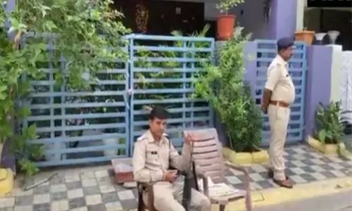 EOW ने इंदौर नगर निगम के उद्यान अधिकारी चेतन पाटिल के घर और कार्यालय पर छापा मारा EOW ने इंदौर नगर निगम के उद्यान अधिकारी चेतन पाटिल के घर और कार्यालय पर छापा मारा