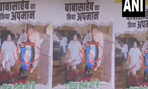 BJP ने पटना में पोस्टर लगाकर बीआर अंबेडकर विवाद पर लालू प्रसाद यादव से माफ़ी मांगने की मांग की BJP ने पटना में पोस्टर लगाकर बीआर अंबेडकर विवाद पर लालू प्रसाद यादव से माफ़ी मांगने की मांग की