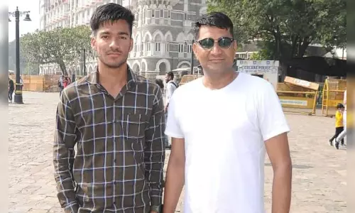 Hapur:  ढाई साल की मेहनत का फल, पिता-पुत्र की जोड़ी बनी पुलिस अधिकारी
