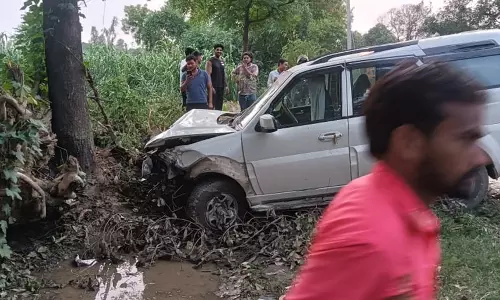 Nawabganj: कार का स्टेयरिंग फेल, बिजली का पोल तोड़ते हुए पेड़ से टकराई Nawabganj: कार का स्टेयरिंग फेल, बिजली का पोल तोड़ते हुए पेड़ से टकराई