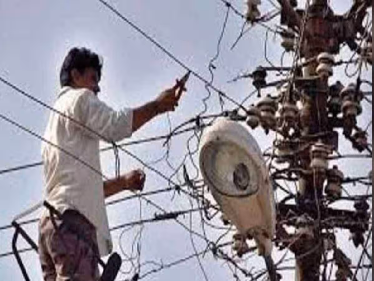 Farrukhabad: बिजली संकट ने लोहिया के कर्मचारियों की परीक्षा ली, सब्र का बांध टूटा Farrukhabad: बिजली संकट ने लोहिया के कर्मचारियों की परीक्षा ली, सब्र का बांध टूटा