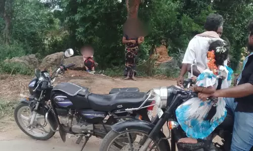 Chittoor: कर्ज न चुका पाने पर महिला को पेड़ से बांधा गया