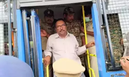 कोमिनेनी को Guntur जिला जेल से जमानत पर रिहा किया गया कोमिनेनी को Guntur जिला जेल से जमानत पर रिहा किया गया