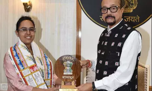 राज्यपाल डेका ने आईएएस पूर्वा अग्रवाल का किया सम्मान